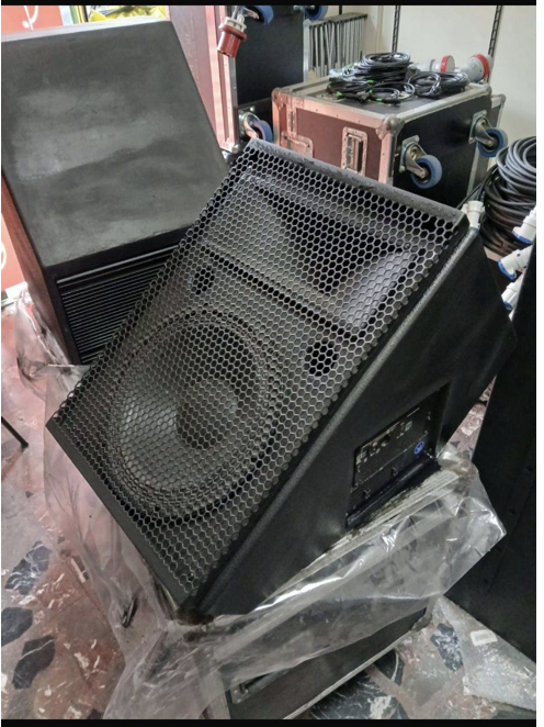 USATO 4 × Meyer Sound UM-1P – Monitor Amplificati Professionali